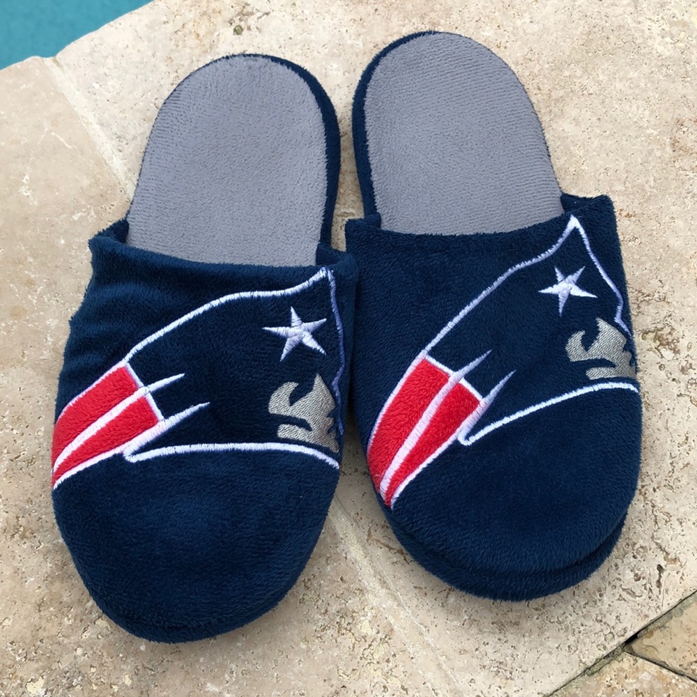 EUC. Men’s New England Patriots slipper.